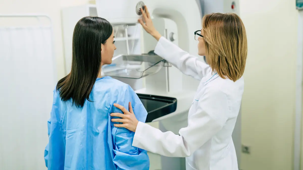 Frau bei einem Mammografie-Screening; Ärztin weist sie ein