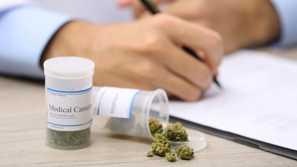 Zwei Dosen mit Cannabis stehen auf dem Tisch