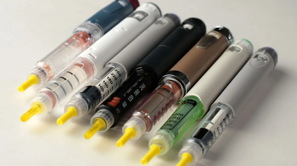 verschiedene Pens zur Injektion liegen nebeneinander