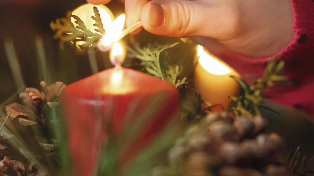Adventskranz wird angezündet