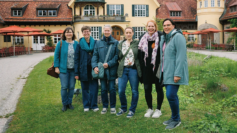 6 Frauen vor einem Gutshof