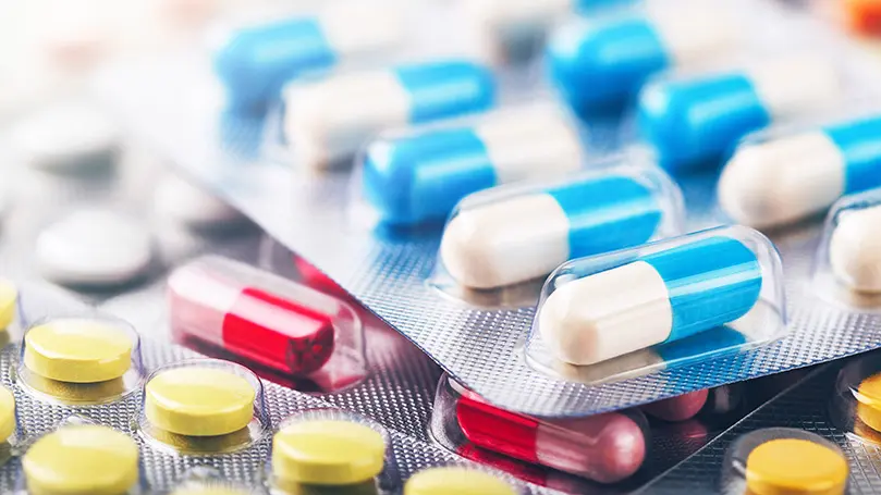 Bunte Tabletten verpackt in unterschiedlichen Blistern