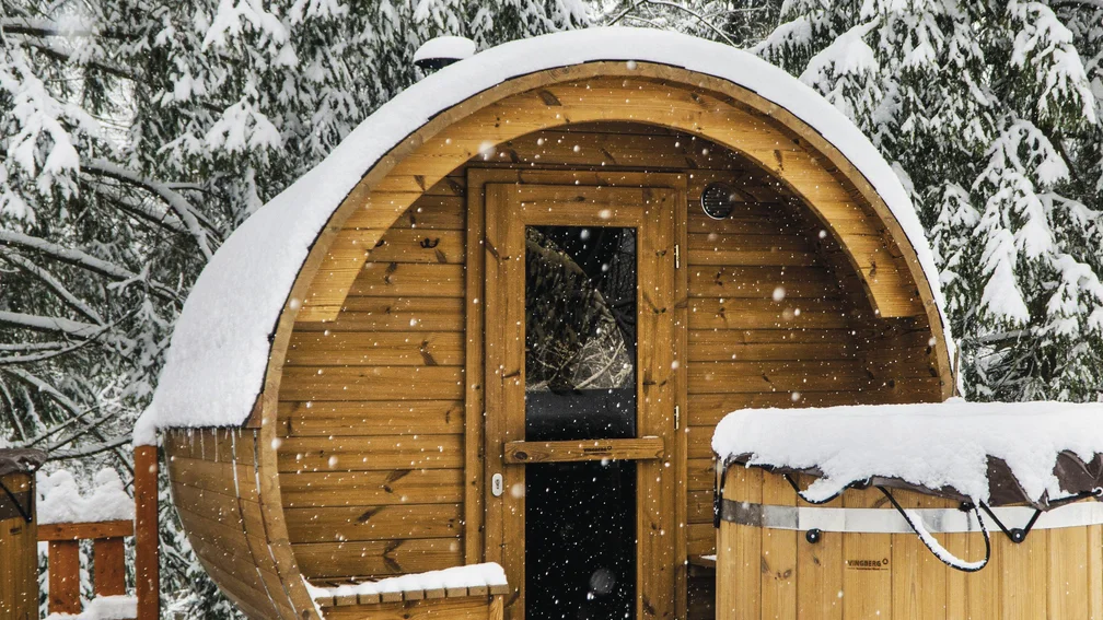 Saunafass mit Schnee bedeckt