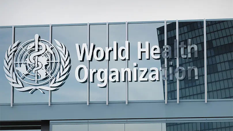 Logo der Weltgesundheitsorganisation an Gebäude