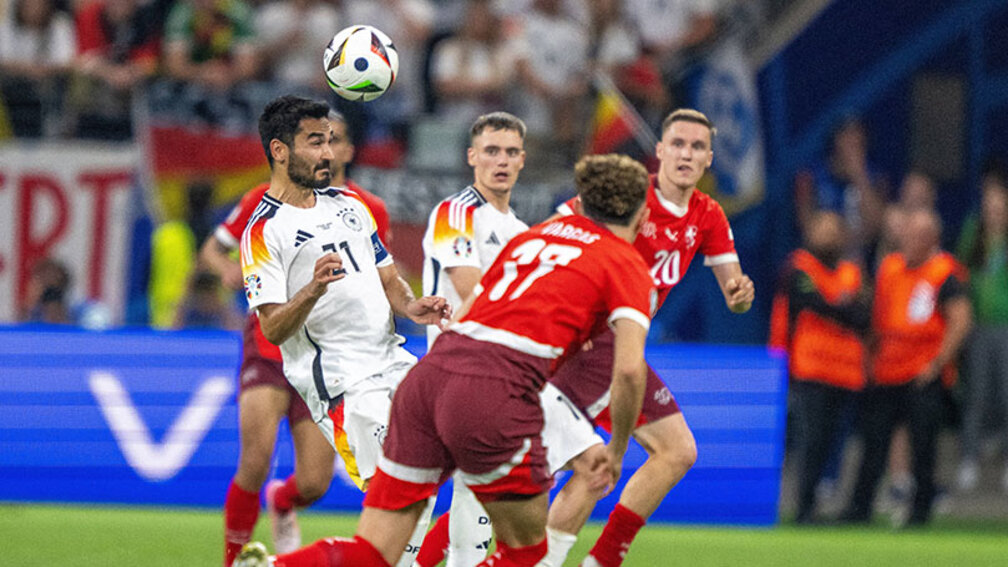 Deutscher Nationalspieler macht einen Kopfball
