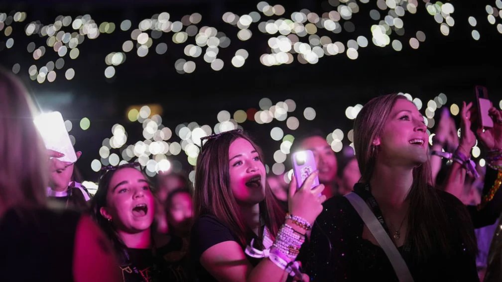 weibliche Fans auf einem Taylor Swift Konzert