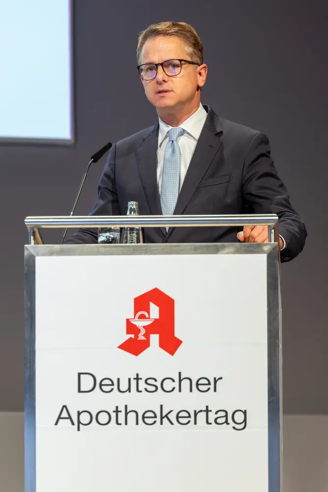 Bundesgesundheitsminister Linnemann an Rednerpult