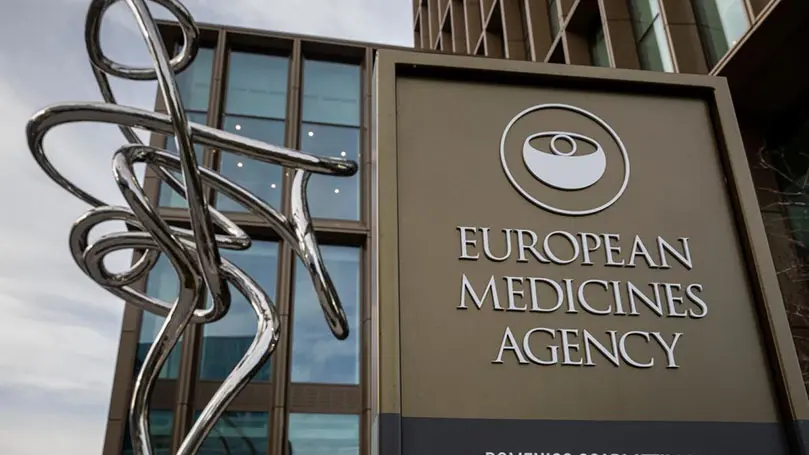 Schild am Eingang der EMA mit Aufschrift European Medicines Agency