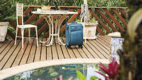 Gepackter Koffer am Pool
