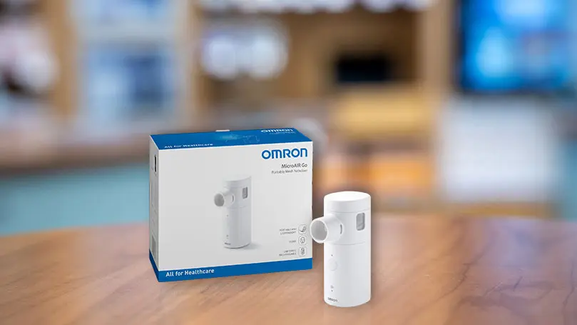 Verpackung und Inhalationsgerät Omron MicroAir Go auf Apothekentisch