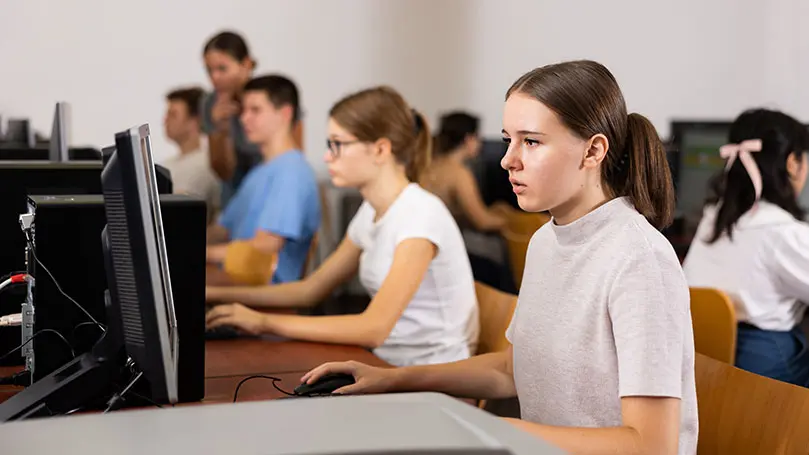 Jugendliche sitzen vor Computern