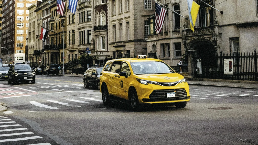 Straße mit einem gelben Taxi