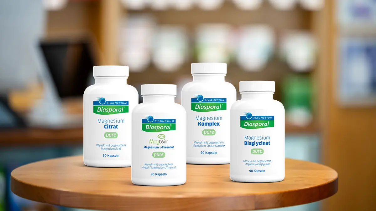 Verpackungsdosen der Magnesium-Diasporal Pure-Linie stehen auf dem HV