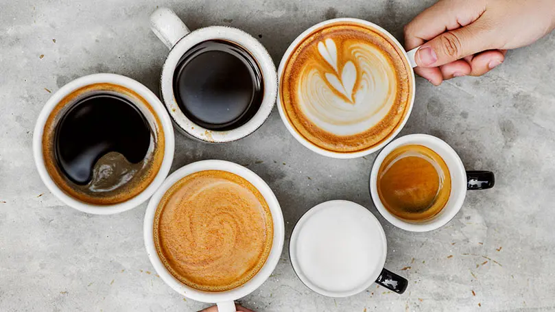 6 verschiedene Tassen mit verschiedenen Kaffeearten