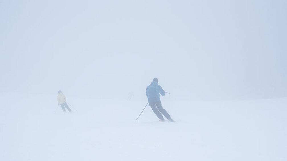 Zwei Skifahrer im Nebel