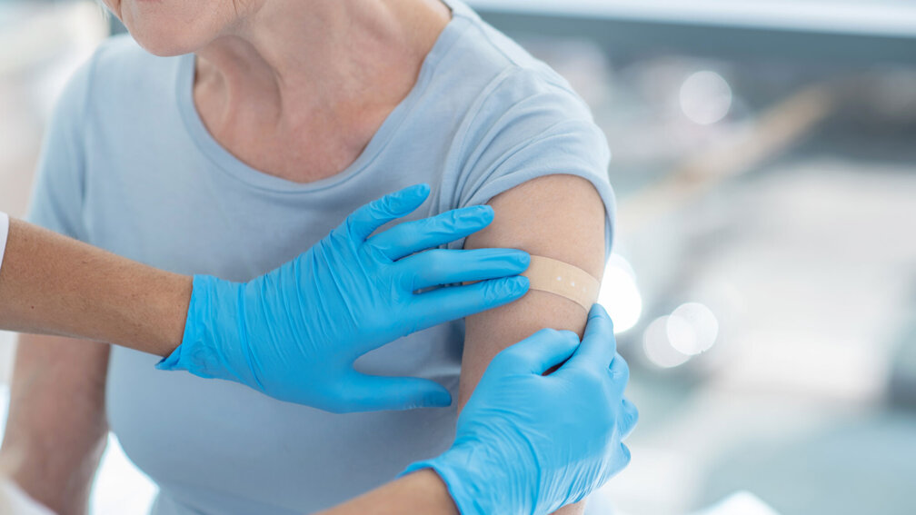 Frau mit Pflaster auf dem Arm
