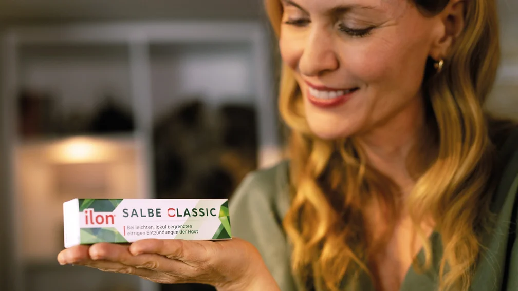 Tube ilon® WundXtra Salbe mit Logo und Produktbezeichnung auf weißem Hintergrund, Nahaufnahme der Verpackung.