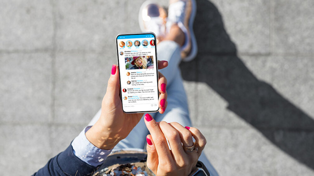 Smartphone-Display zeigt Instagram-Feed