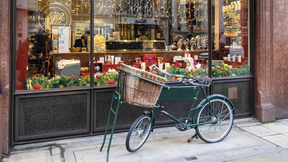 Fahrrad vor einem weihnachtlichen Schaufenster