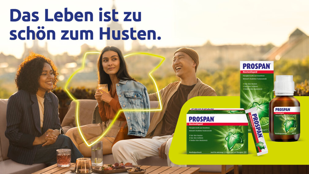 Freundesgruppe sitzt draußen auf dem Sofa zusammen. Im Vordergrund Packshots Prospan