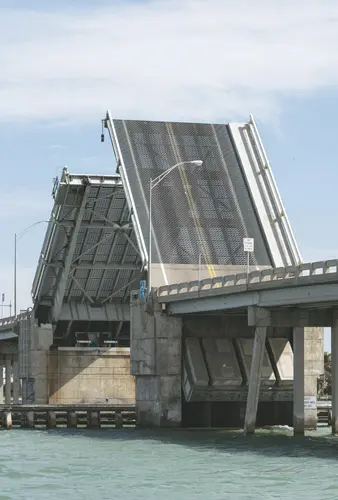 Zugbrücke, die gerade hochgefahren ist