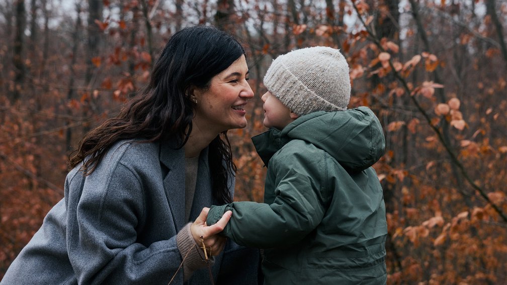 Mutter mit Sohn im Wald
