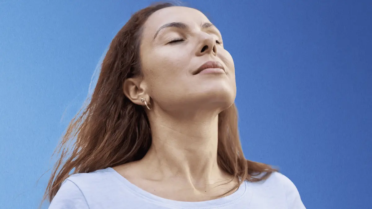 Eine Frau atmet tief ein