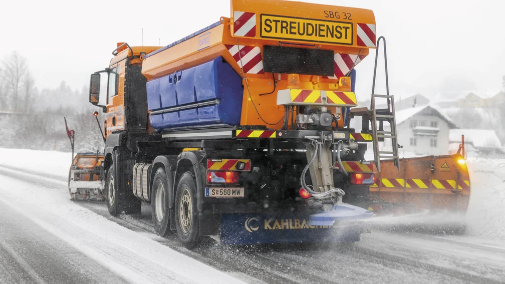 Streufahrzeug auf verschneiter Straße