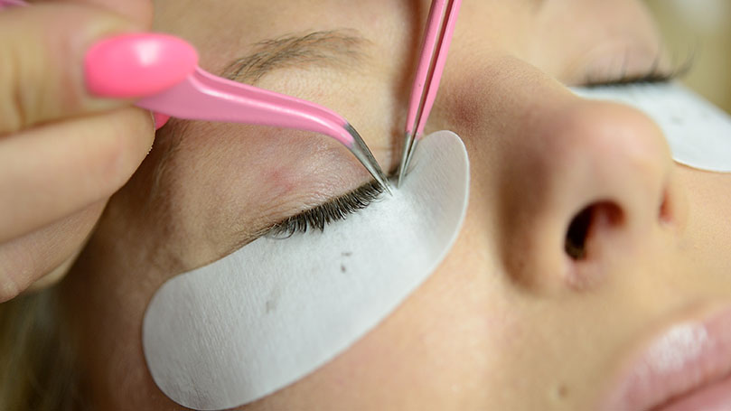 Beauty-Trends mit Risiken: Was bei Lid-Tattoos und Fake-Lashes zu beachten  ist - PTAheute