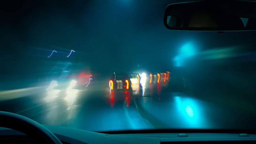 verschwommene Sicht bei nächtlichem Autofahren