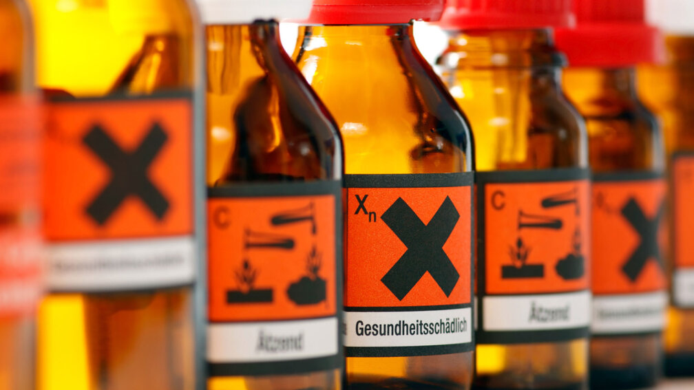 Braunglasflaschen, jeweils mit Piktogramm versehen