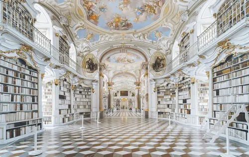 Eine schöne alte Bibliothek mit Wandmalereien