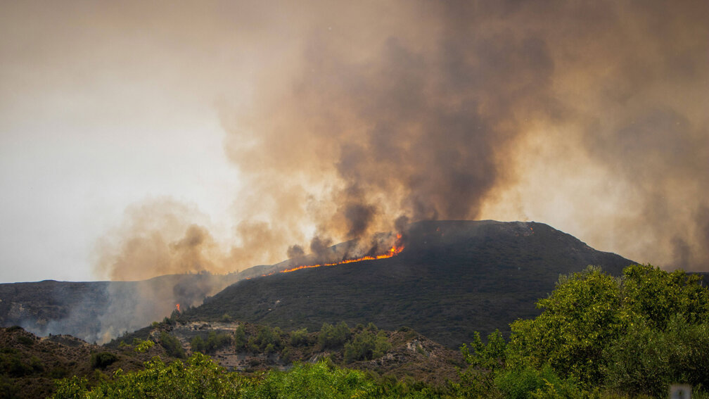 Waldbrand, Hubschrauber versucht Feuer zu löschen