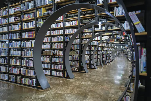 Eine Bibliothek mit runden Durchgangs-Bögen