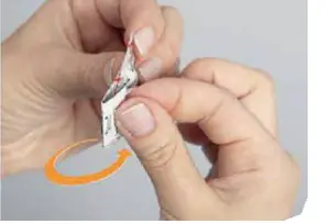 Tablettenblister wird an einer markierten Linie geknickt