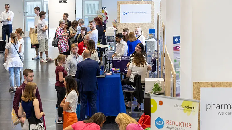 Viele Menschen auf einer Messe
