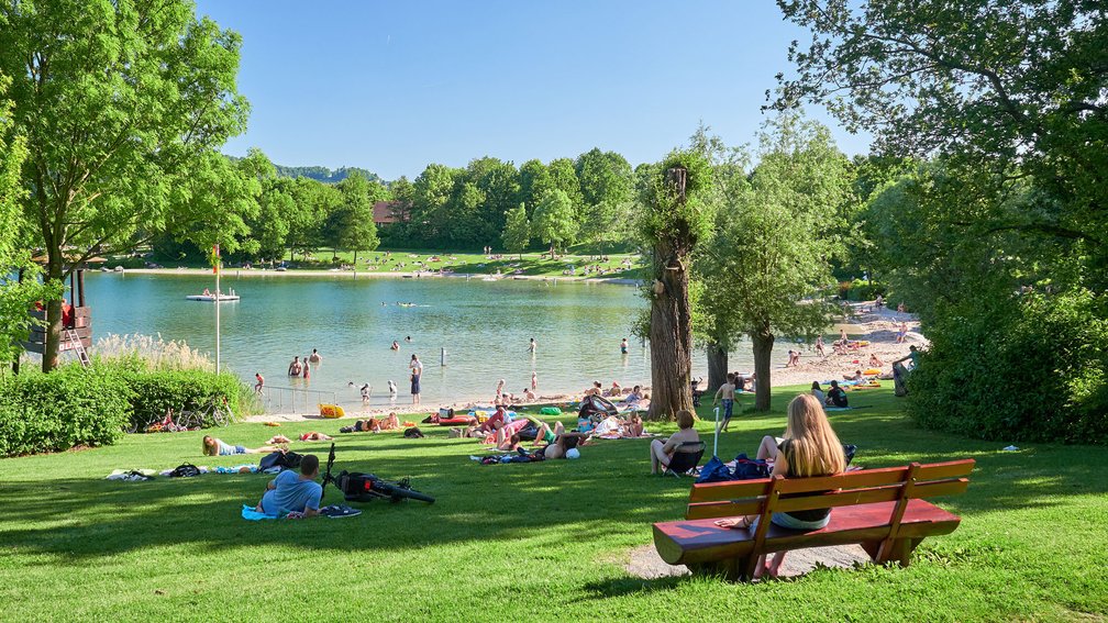Menschen an einem Badesee