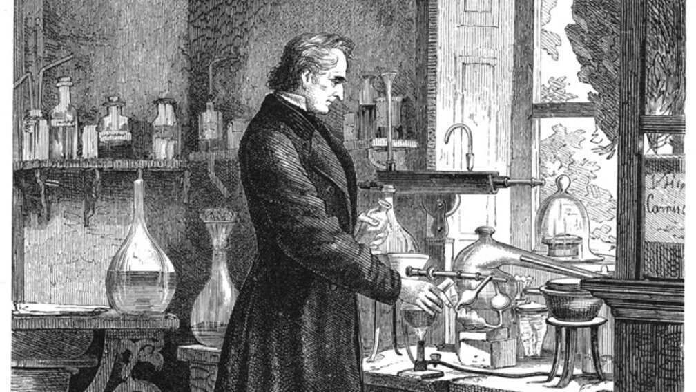 schwarz-weiß Zeichnung; ein Mann steht im Labor und experimentiert