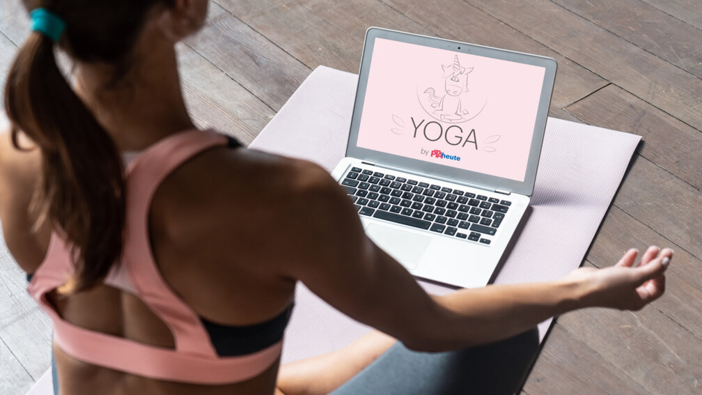 Frau im Lotus-Sitz vor Laptop mit Zinchen und PTAheute-Logo