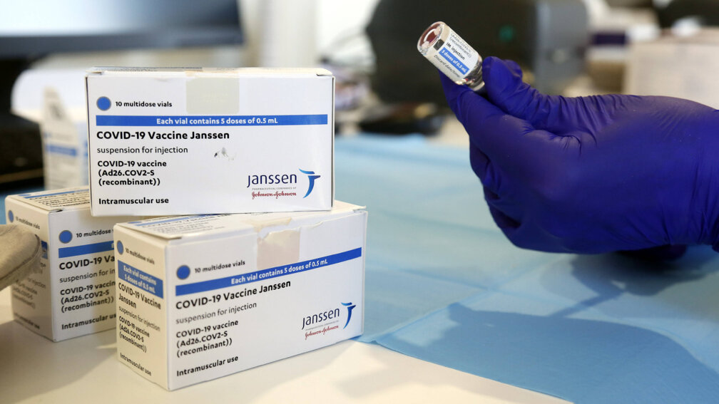 3 Packungen Janssen-Impfstoff auf Tisch