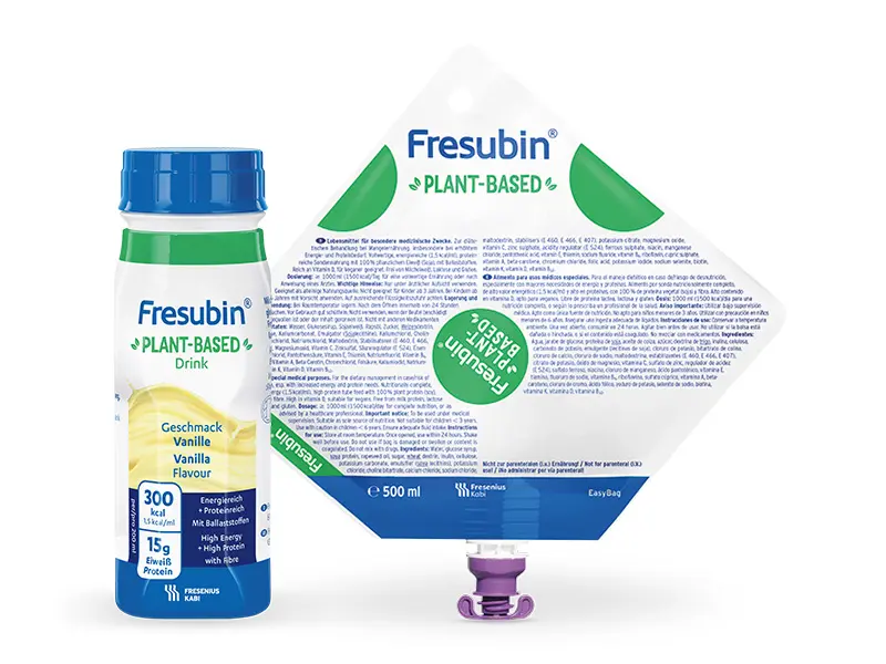 Zu sehen sind zwei Produktbilder, links im Bild das Fresubin Plant-based in einer Flasche und rechts das gleiche Produkt bloß als Beutel zur Sondenernährung.