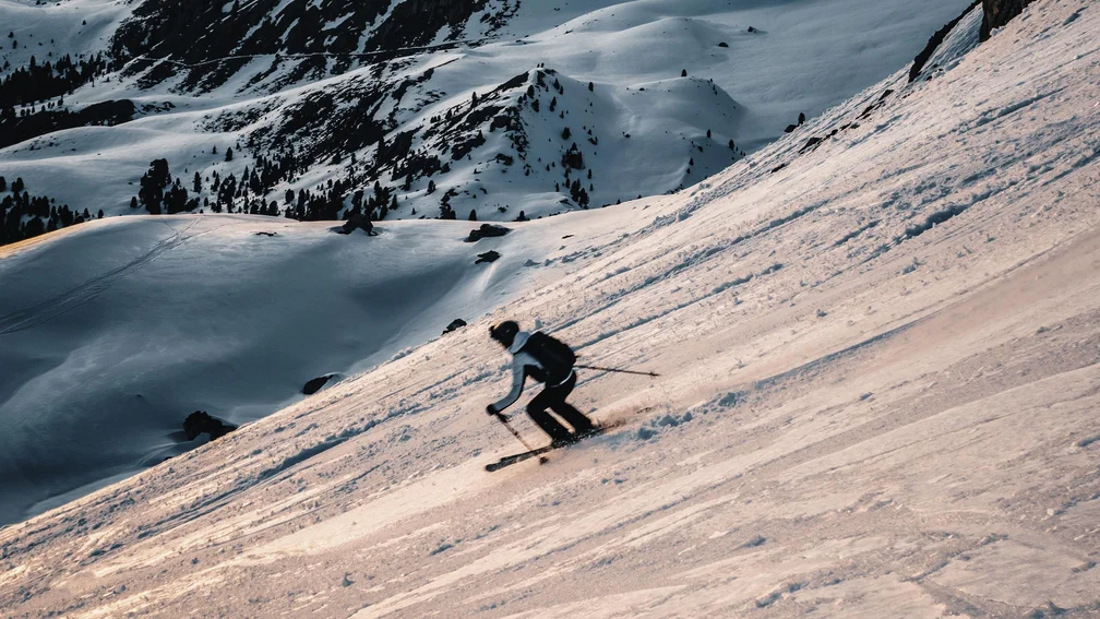 Skifahrende Person bei der Abfahrt