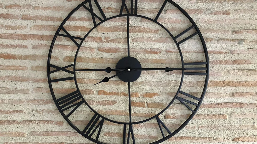 Wanduhr mit römischen Ziffern