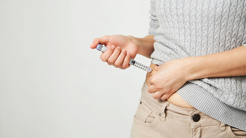 Frau spritzt sich Insulin