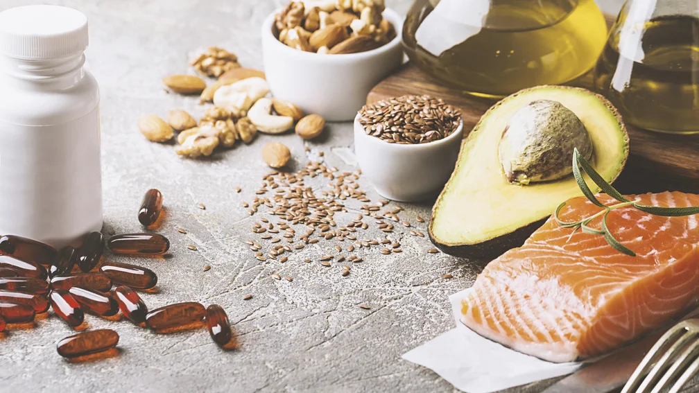Omega-3-Kapseln, Nüsse, Leinsamen, Avocado, Öl udn Lachs