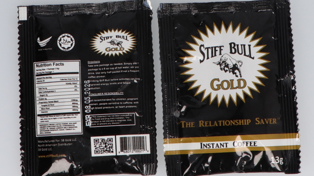 zwei Tüten mit "Still Bull Gold" Instant Coffee