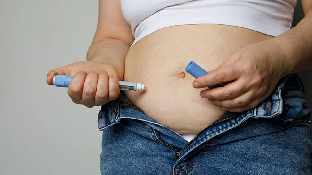 Übergewichtige Frau spritzt sich Insulin in den Bauch
