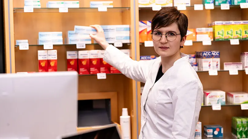 PTA greift nach Verpackung im Regal