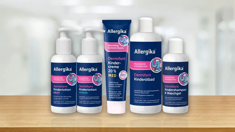 Komplette Pflegeserie Dermifant von Allergika auf einem Holztisch