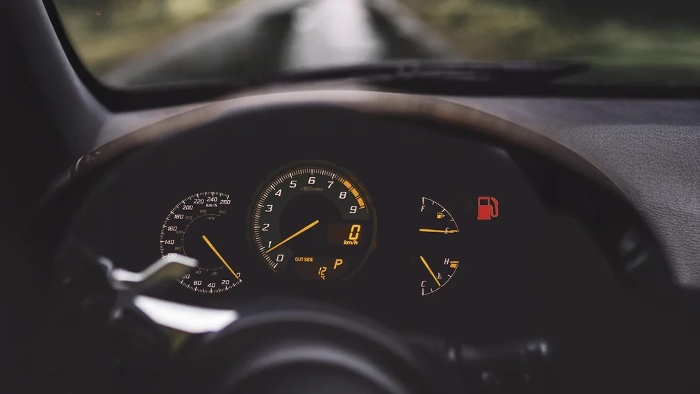 Auto-Cockpit mit leuchtender Tankanzeige